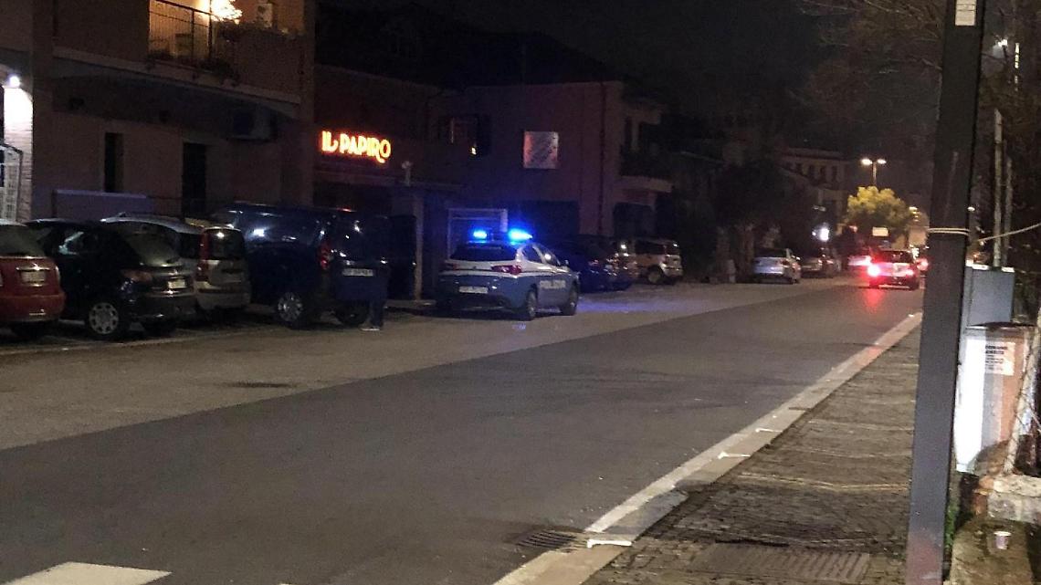 Poliziotto accoltellato, identificato l'aggressore ma è irreperibile