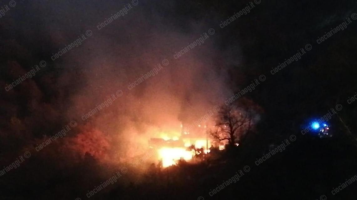 Abitazione in fiamme, gli inquilini si mettono in salvo. Tragedia sfiorata