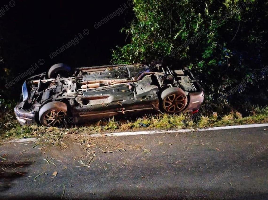 Perde il controllo dell'auto per evitare un cinghiale e finisce in un fossato. Donna miracolata