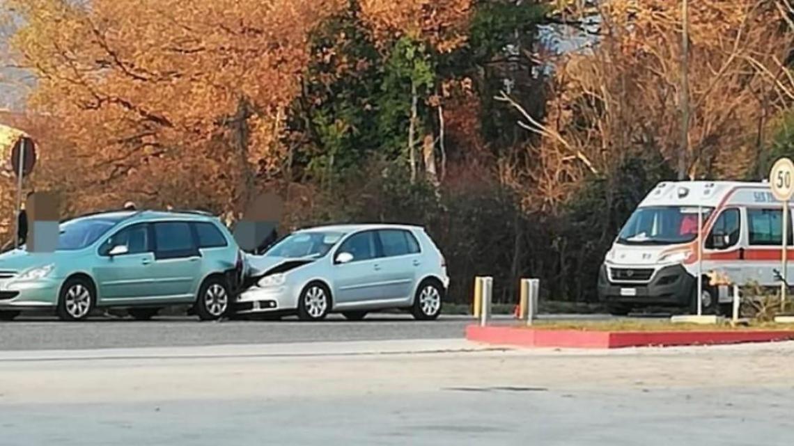 Incidente tra tre auto. Trasportata in ospedale una donna anziana
