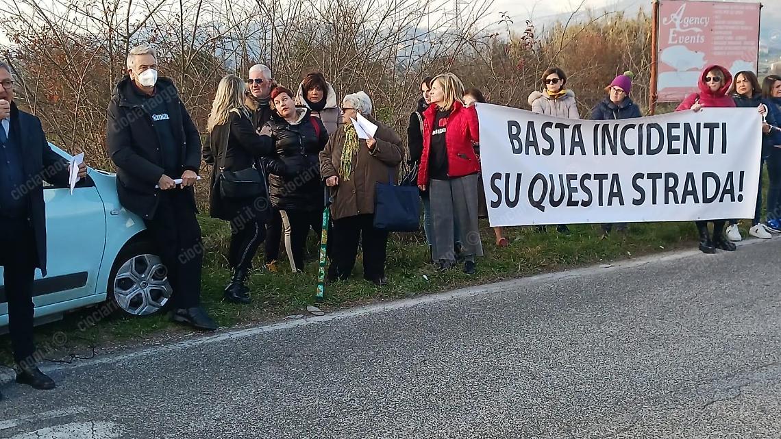 Flash-mob al bivio Winchester. Il sindaco annuncia la realizzazione di una rotatoria