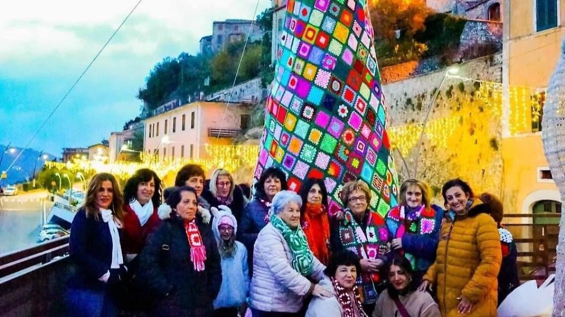 Circa 100 donne e 10 mesi di lavoro: ecco il meraviglio albero a uncinetto