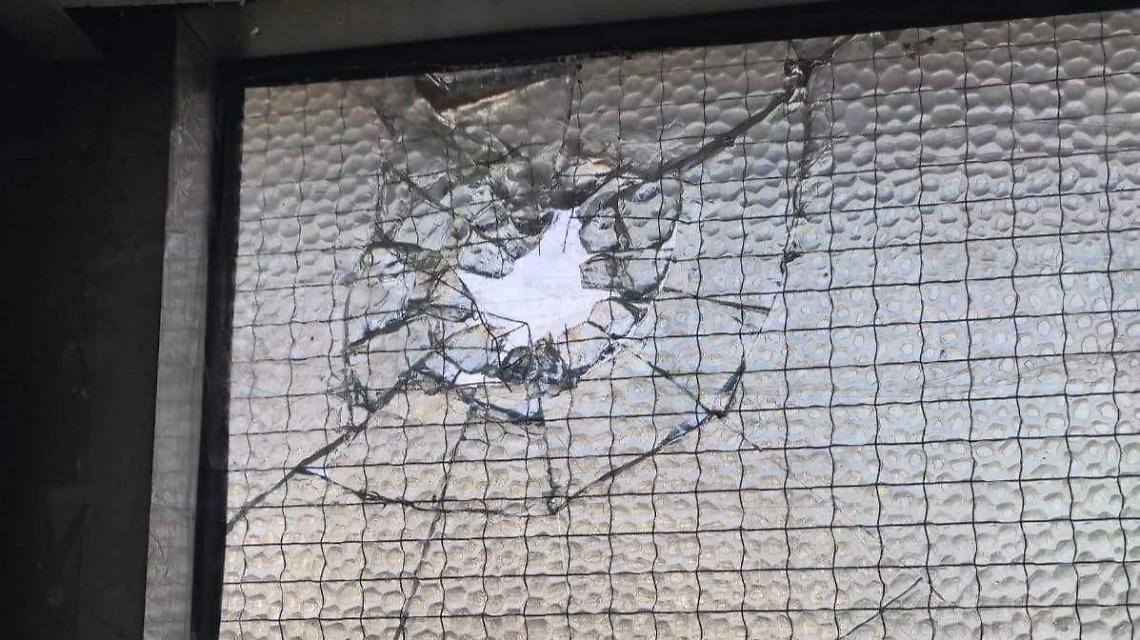 Atti vandalici alla stazione. Petardi e pietre distruggono tutto