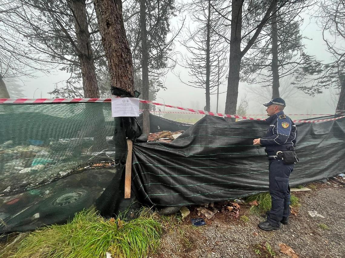 Discarica a cielo aperto in Via Garigliano: sigilli all'area