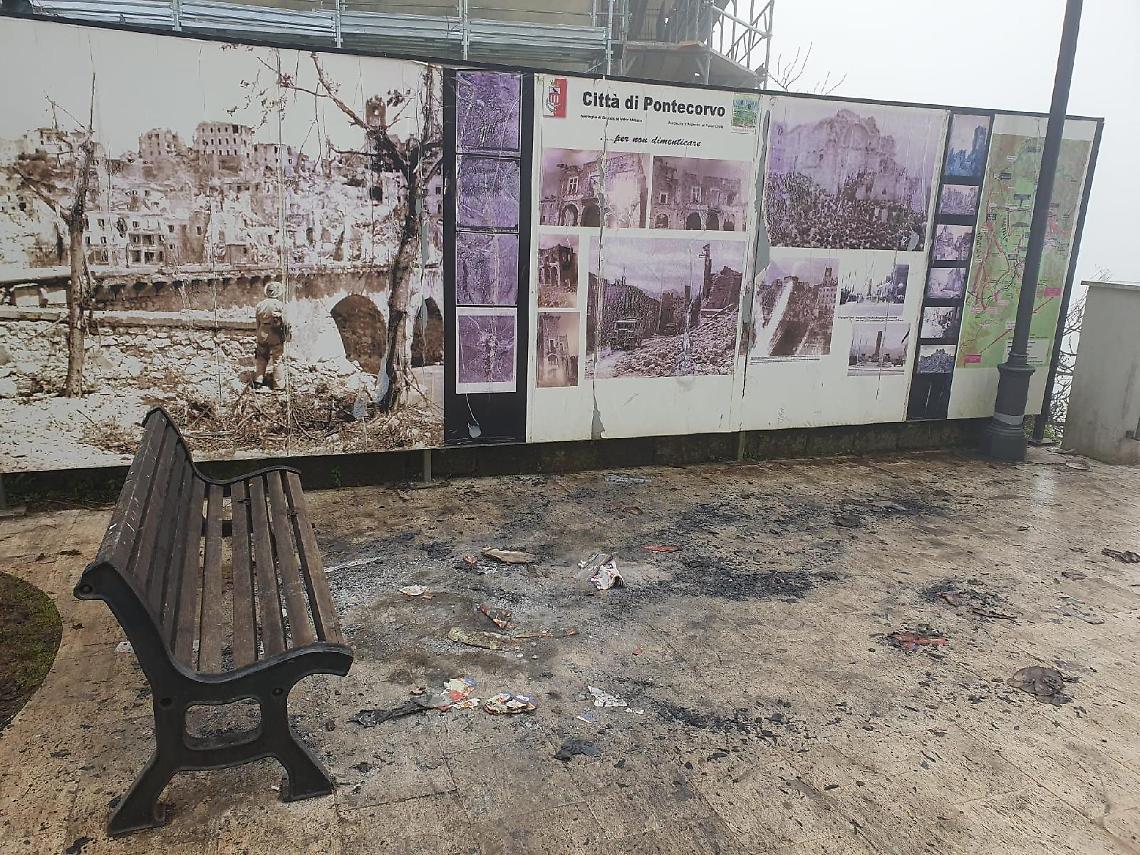 Raid vandalico in centro. Fiamme a pochi passi dal monumento ai caduti
