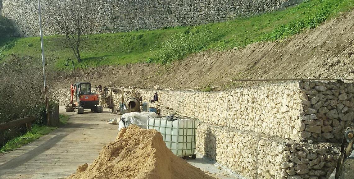 Una frana da arginare. I lavori di messa in sicurezza procedono spediti
