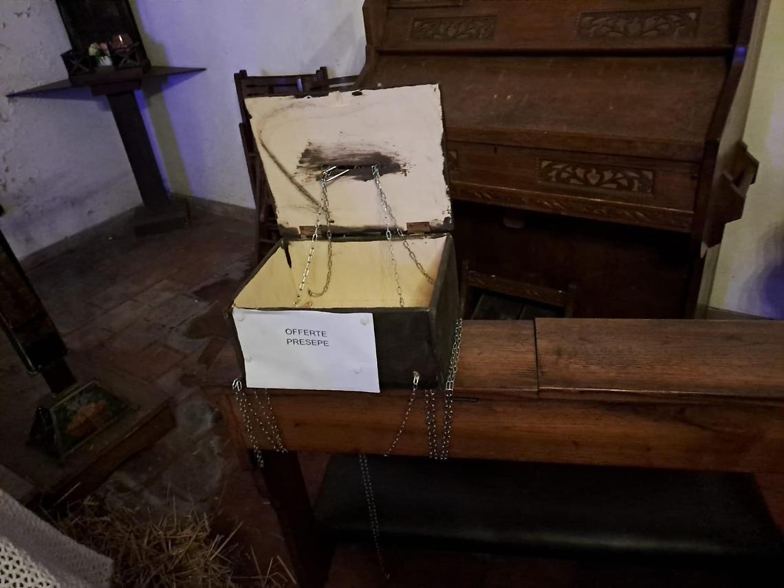 I ladri svuotano la cassetta delle offerte nella chiesetta
