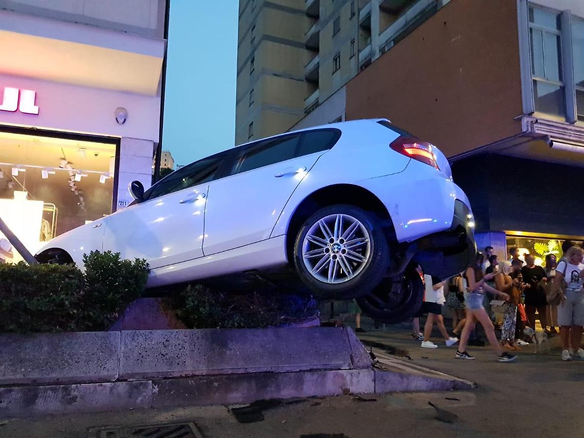 Bmw "volata" sulle fioriere. Il conducente era positivo alla cocaina: iniziato il processo