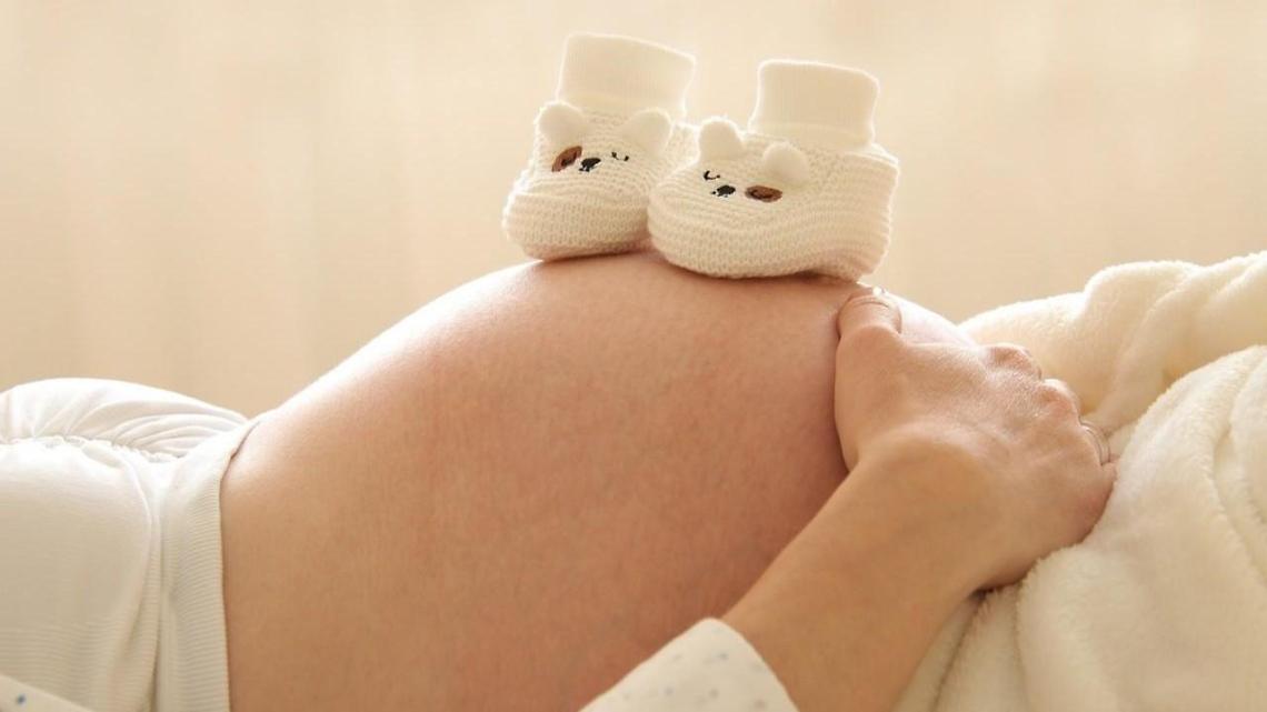 Lavoratrice precaria rimane incinta, viene assunta a tempo indeterminato