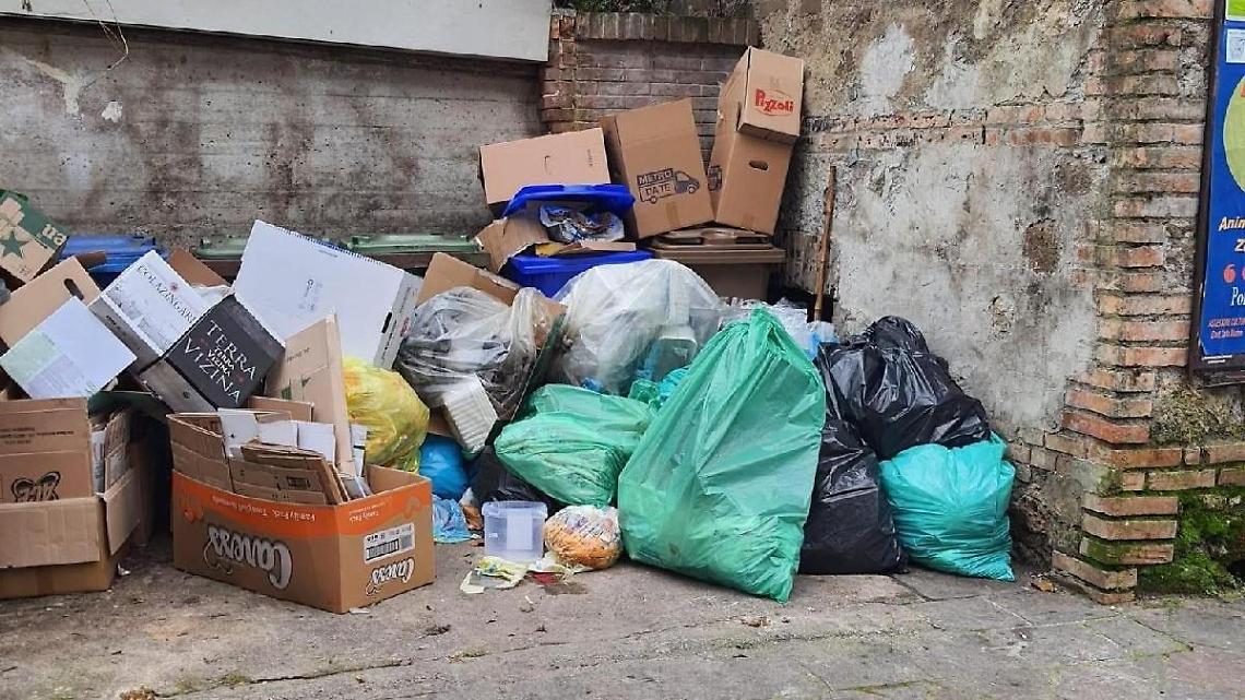 Rifiuti abbandonati in centro. Si attende una soluzione