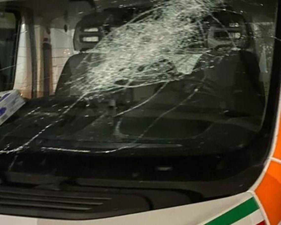 Distrugge un'ambulanza e aggredisce i sanitari del 118