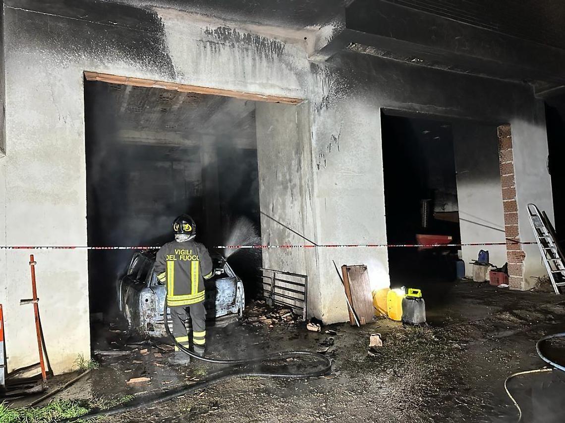 Auto e garage  in fiamme nella notte. Tragedia sfiorata