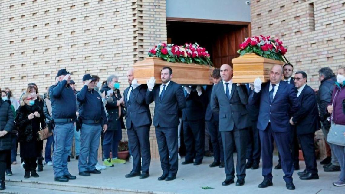 Fiori e palloncini per l'ultimo saluto a Rossella e Sara