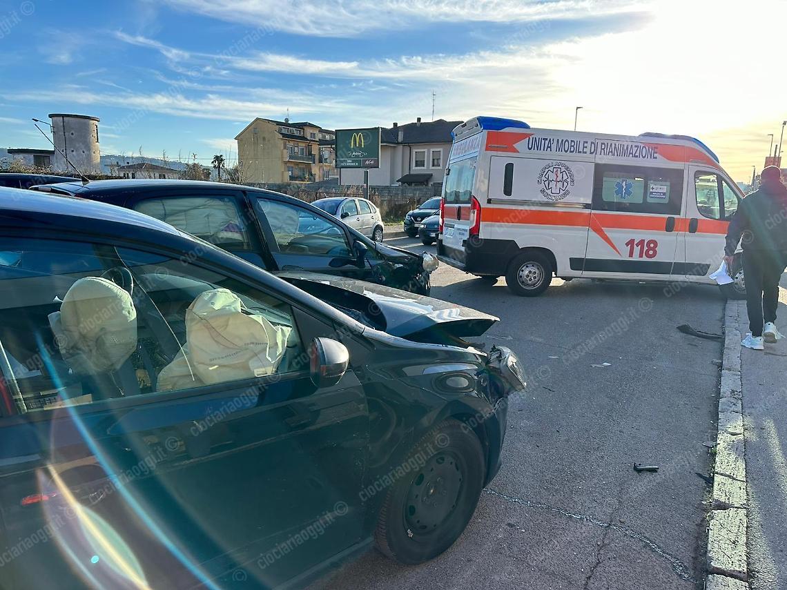 Incidente tra due auto. Un giovane trasferito in ospedale