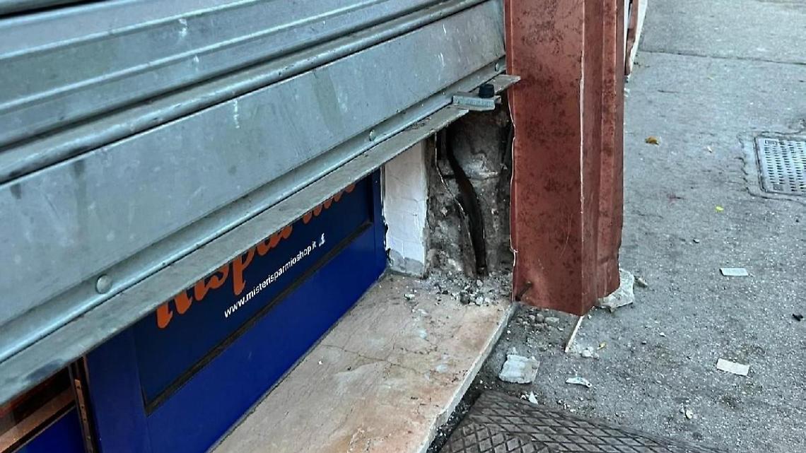 Un colpo dopo l'altro in centro. Maxi furto a Mr Risparmio