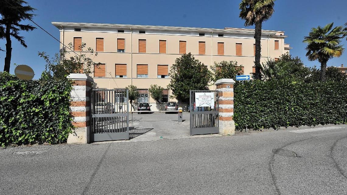 La scuola De Mattias chiude. Scatta la protesta dei genitori