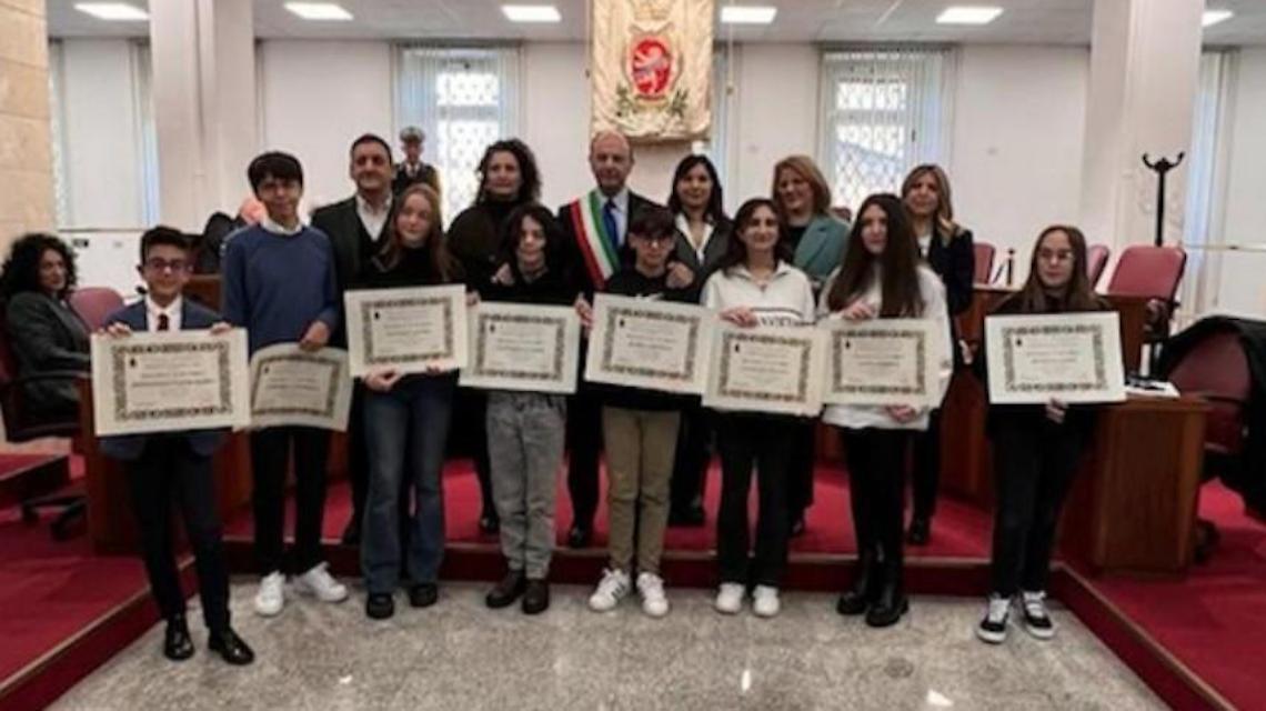"Pagella d'oro", un premio ai migliori. Ecco tutti gli alunni premiati