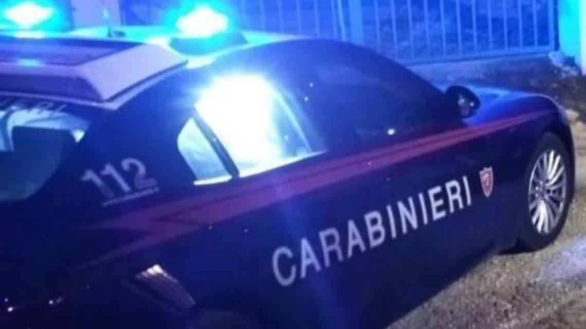 Accoltella la moglie uccidendola. Poi si impicca in giardino