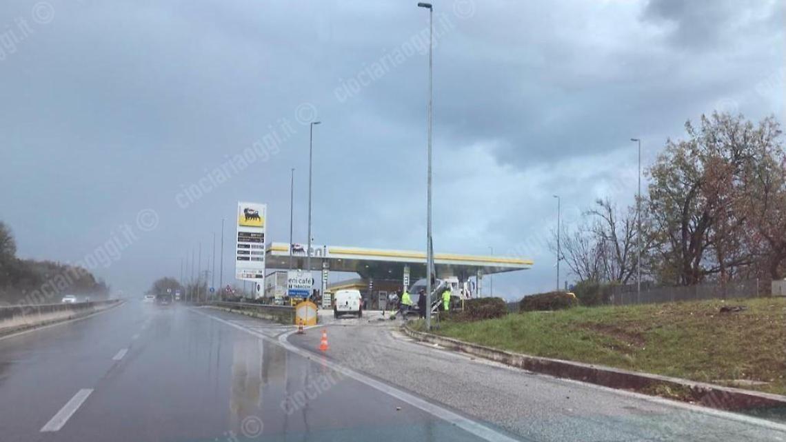 Incidente sulla superstrada, auto esce fuori strada. Ferito un giovane