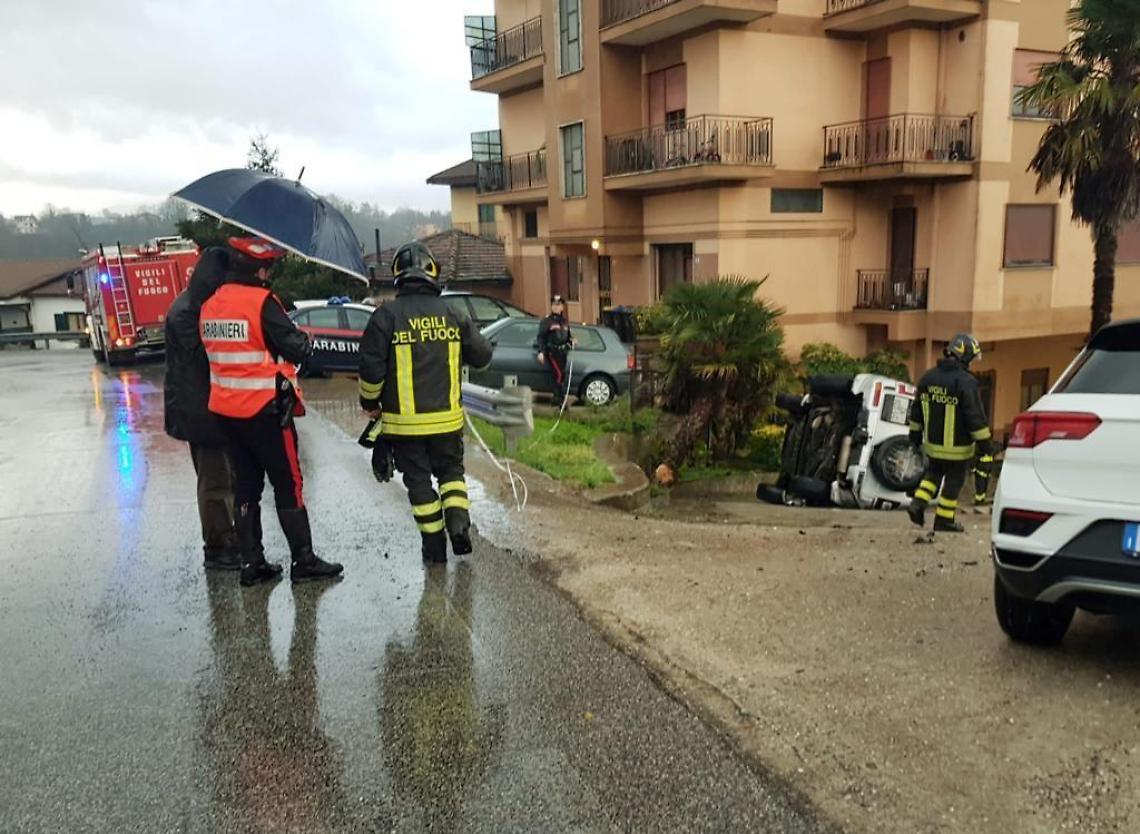 Auto si ribalta davanti a un'abitazione. Intervenute due ambulanze