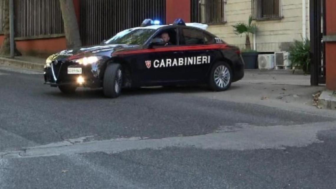 Furto in una tabaccheria. I ladri entrano da un buco praticato nel negozio vicino