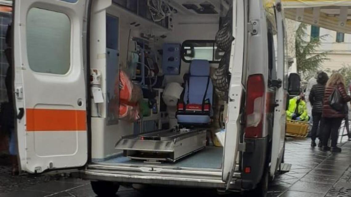 Cade a terra tra i banchi del mercato. Ferita una donna