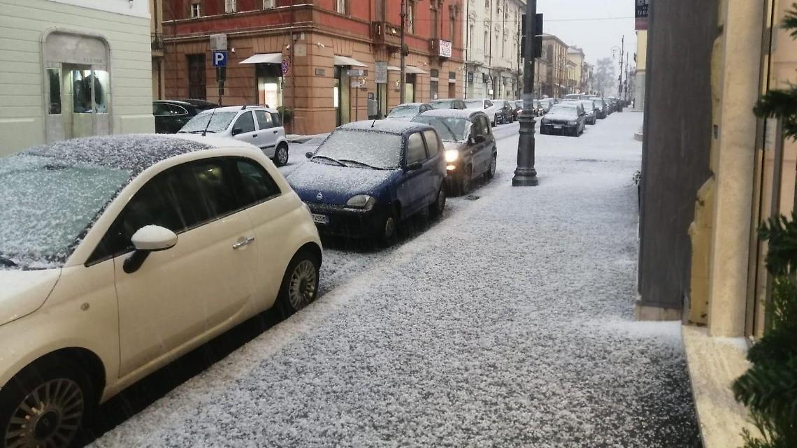 Ancora maltempo. La grandine imbianca corso Volsci