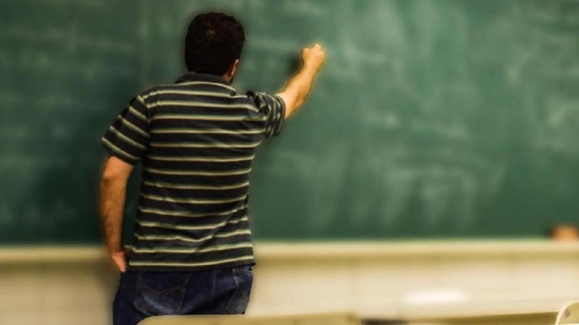Studenti lo insultano e lo deridono. Malore per un professore