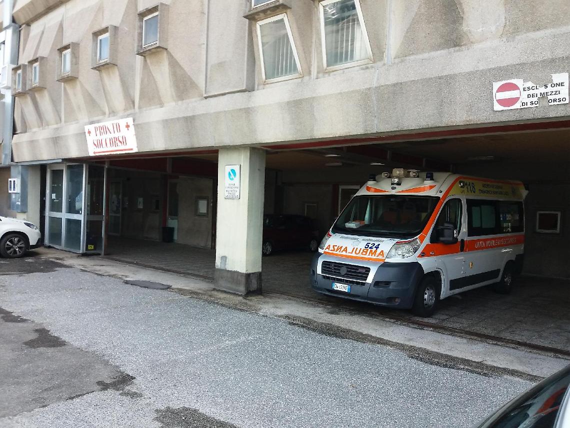 Lite in un bar. Passano dalle parole alle mani, un uomo finisce in pronto soccorso
