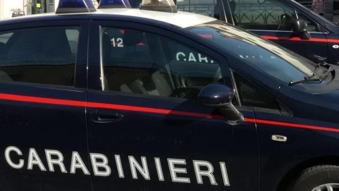 Aggredisce la moglie in presenza delle figlie minori. Arrestato