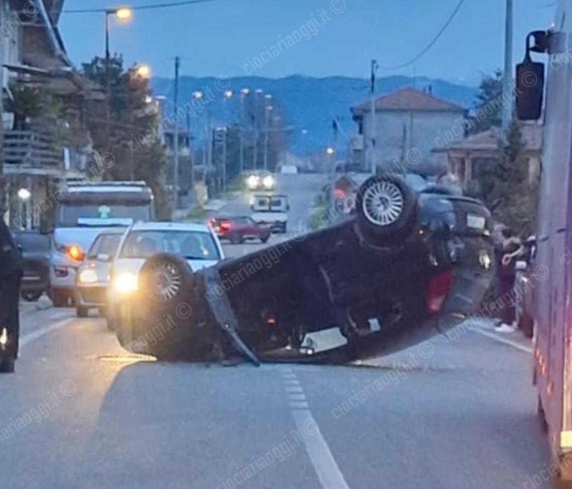 Si ribalta con l'auto. Sul posto il personale medico e i carabinieri