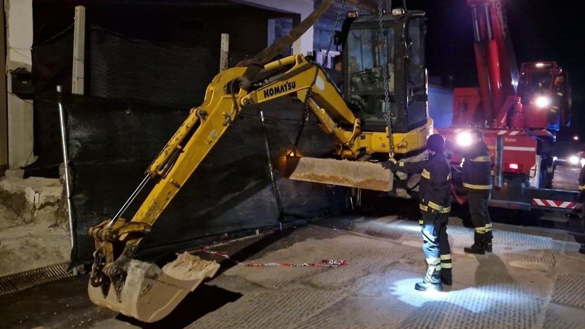 Cede un muro di tre metri. Vigili del fuoco in azione
