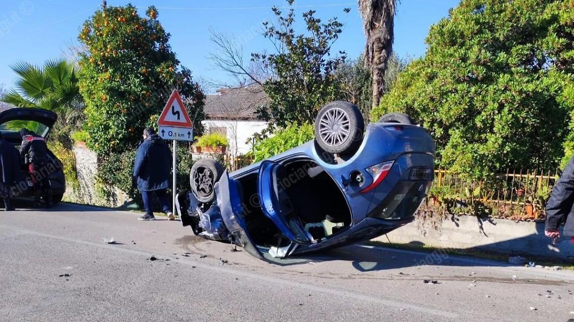 Escono fuori strada e sfondano la recinzione di un'abitazione