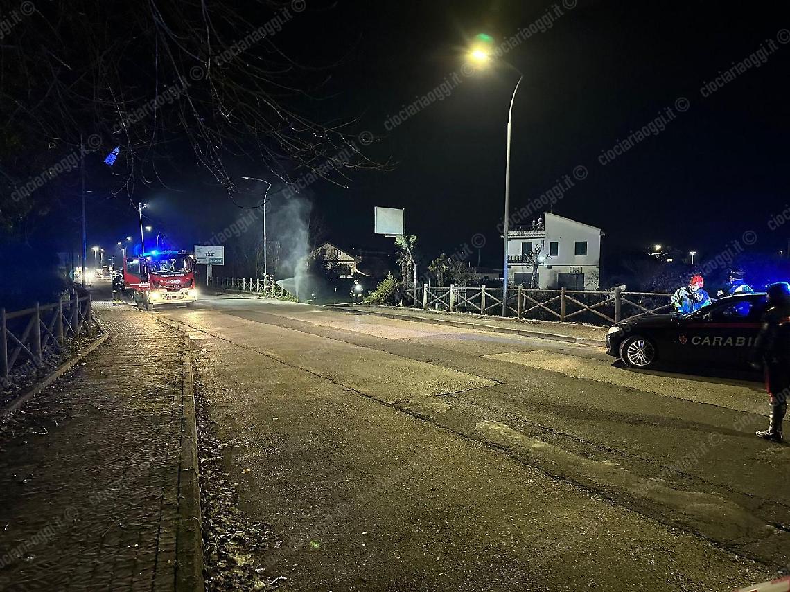 Auto si ribalta e finisce contro una colonnina del gas. Chiusa la strada
