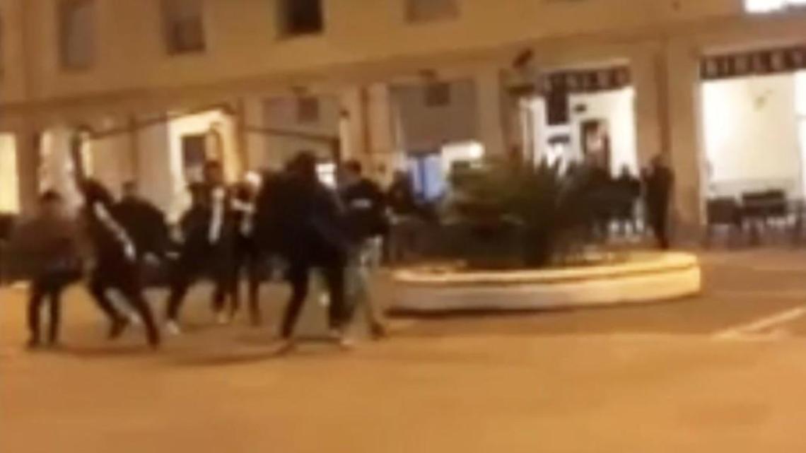 Botte, calci e lanci di bottiglie: Fratelli d'Italia fa la denuncia
