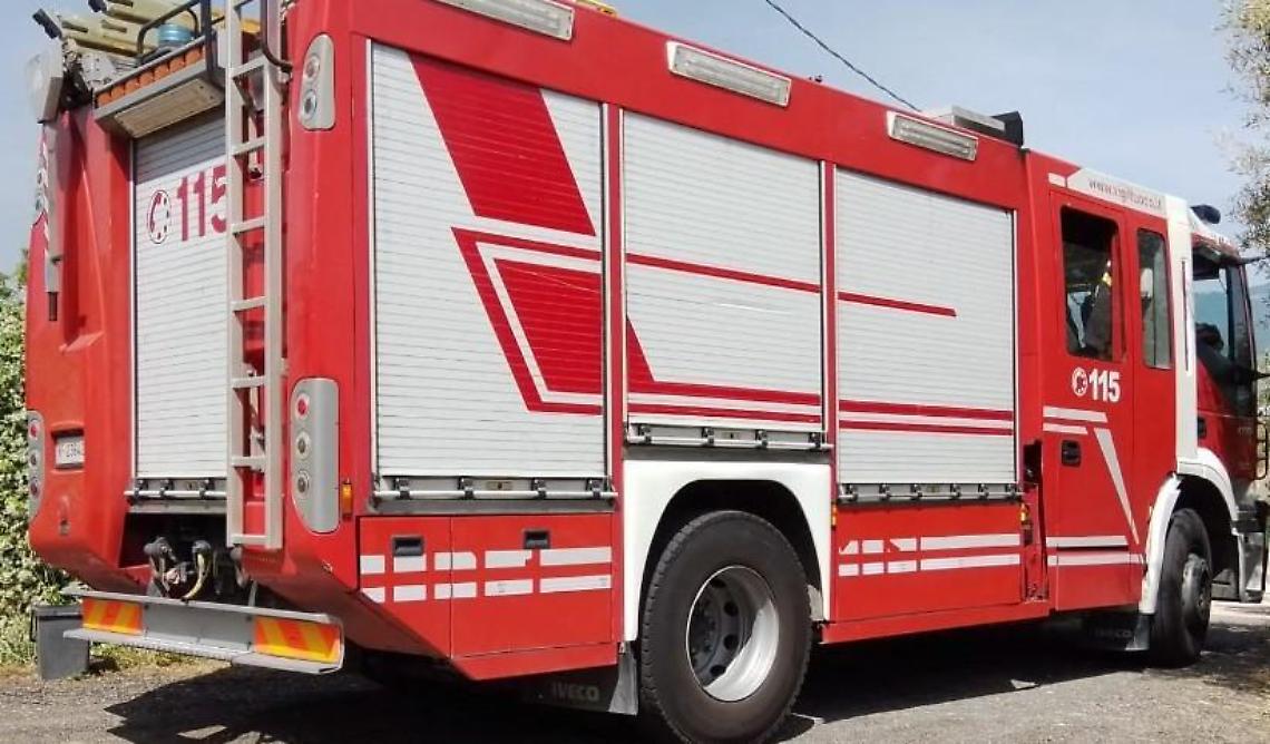 A fuoco il garage di una casa. Distrutti un'auto d'epoca e un altro mezzo
