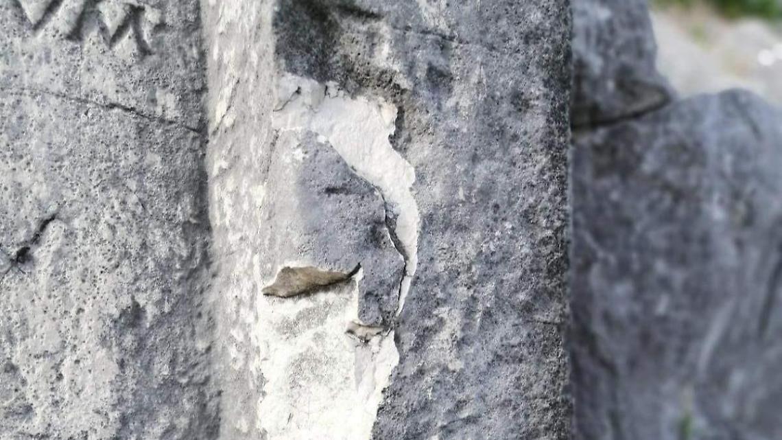 Monumento in balìa dei vandali. Sdegno in città