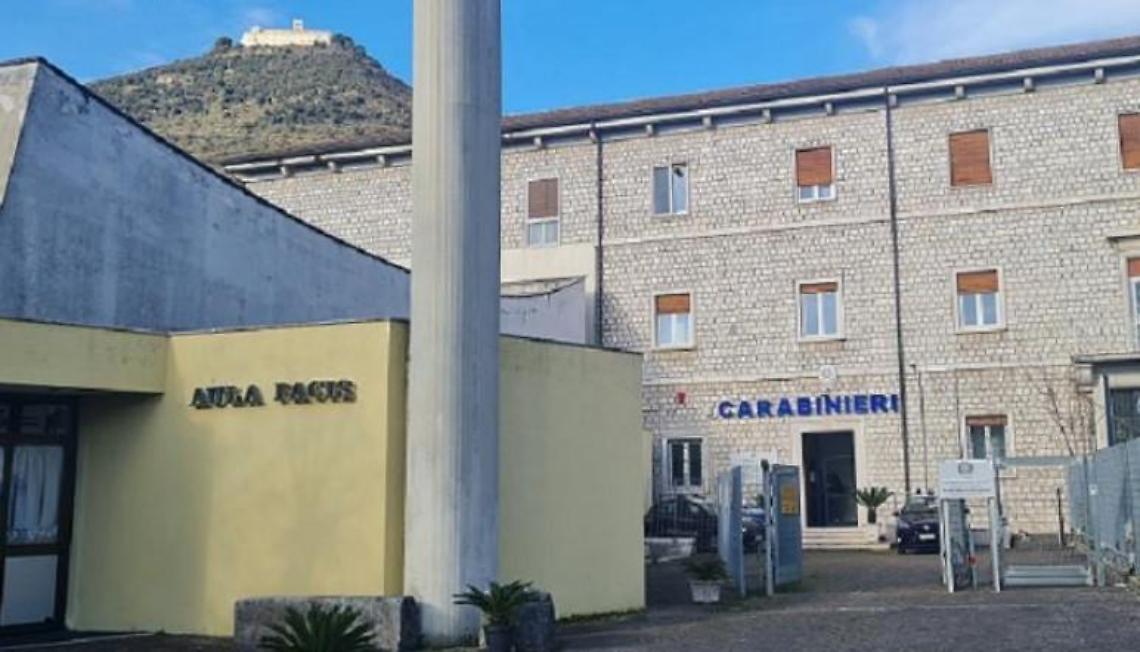 Una donna rifiuta le sue avance e lui le rompe il naso con un pugno