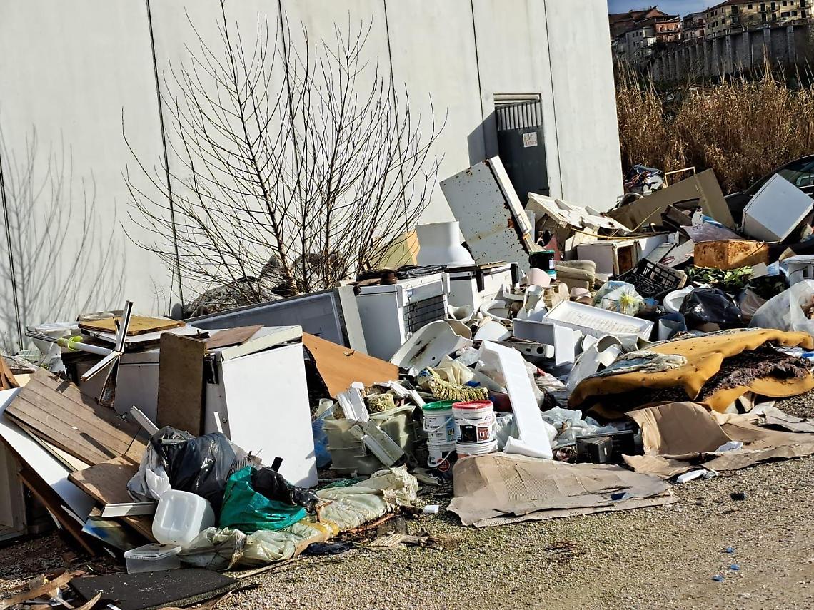 Discarica abusiva vicino ai capannoni del carnevale, scatta l'esposto