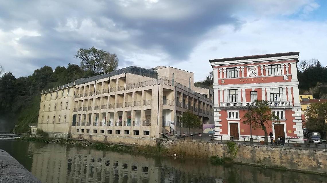 Minorenne semina il panico in Comune. Due dipendenti finiscono in ospedale