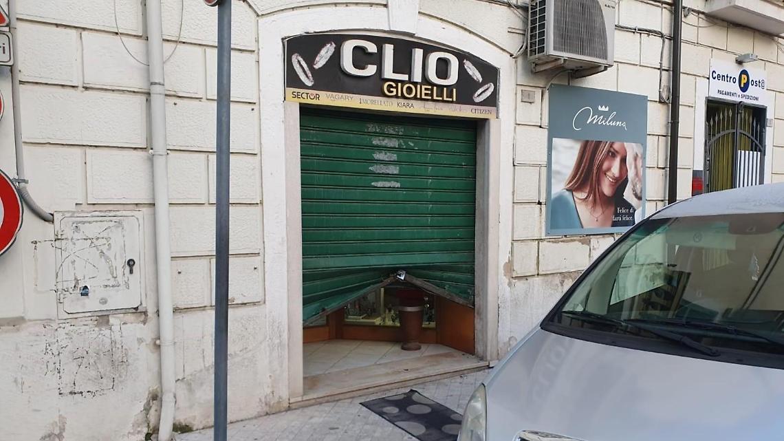 Forzano una saracinesca e rubano in una gioielleria del centro
