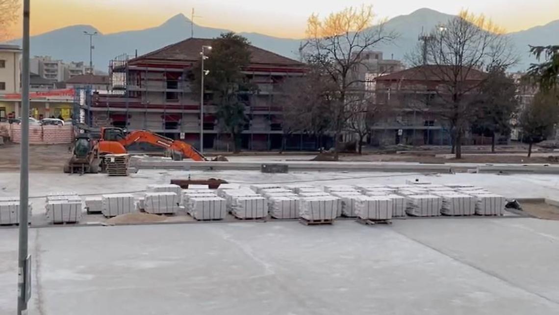 La nuova piazza dello Scalo prende forma. Iniziata la pavimentazione