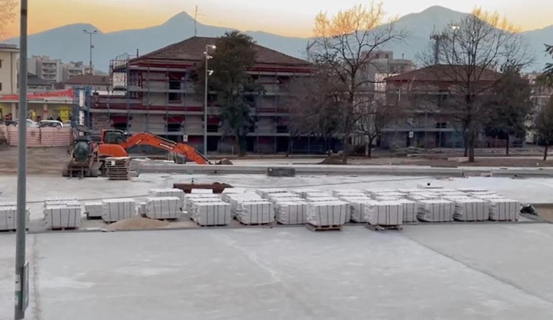 La nuova piazza prende forma. Ieri iniziata la pavimentazione