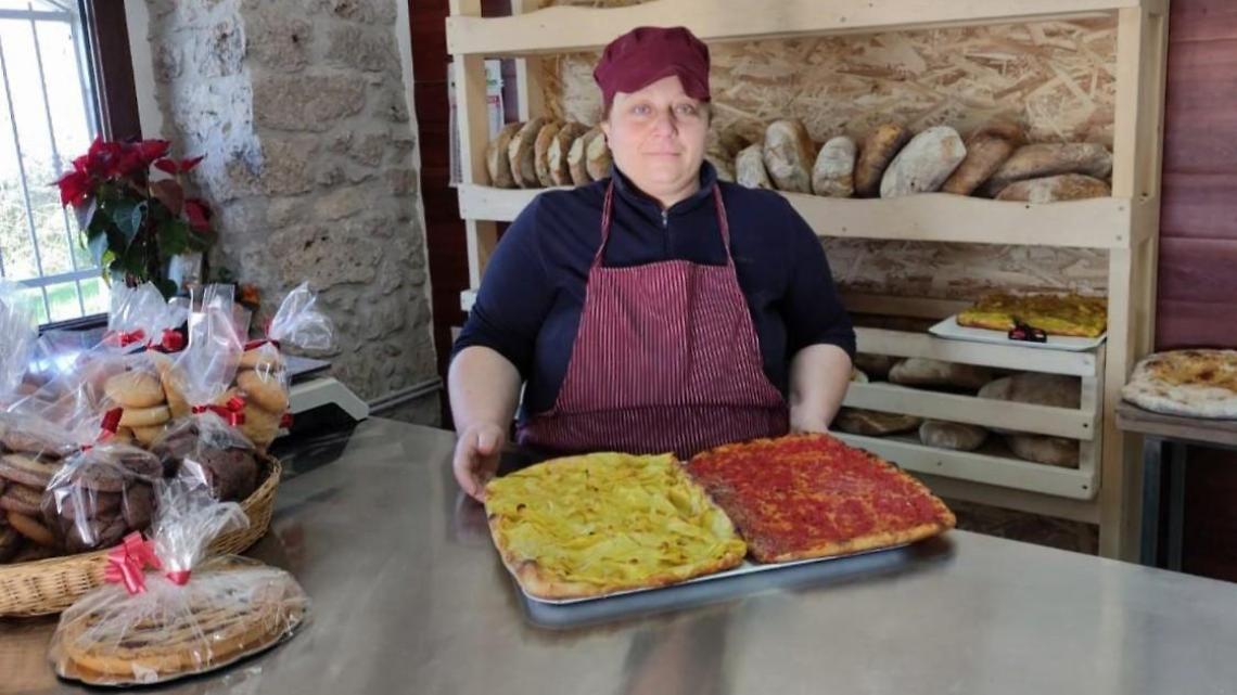 Pane casareccio e pizza rossa (roscia). Il forno nell'antico frantoio