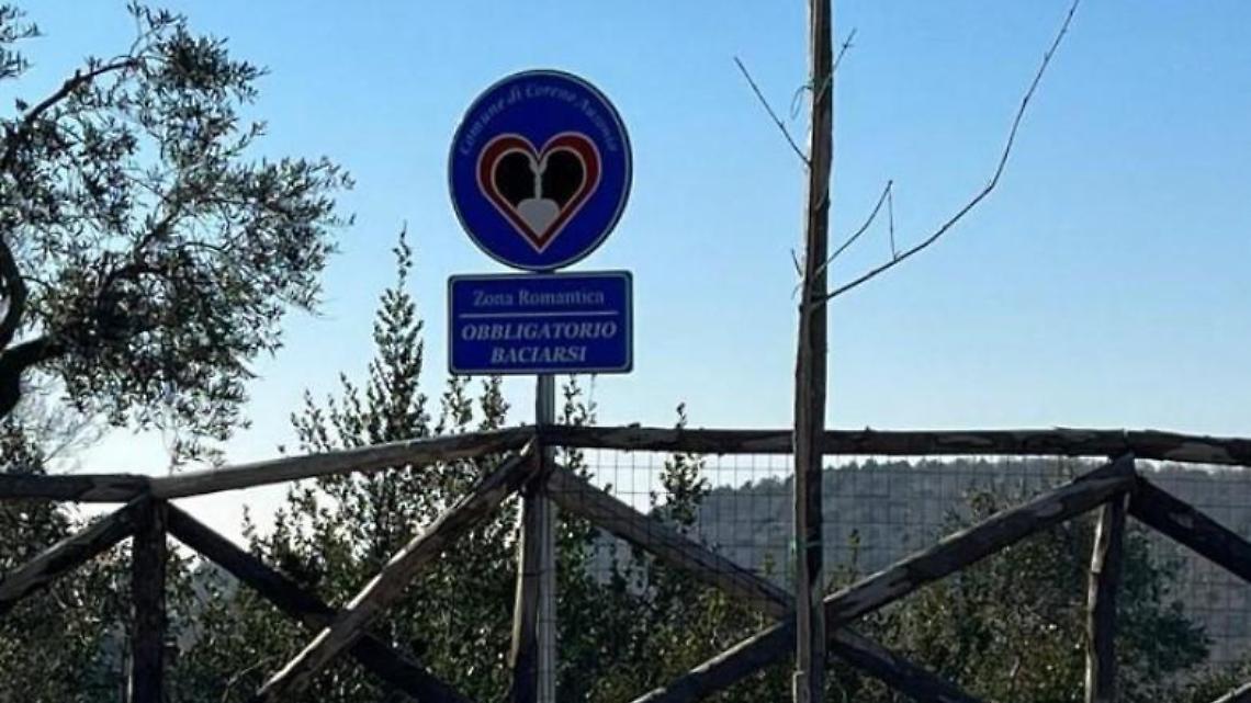 Istituita la zona romantica. Al Belvedere scatta l'obbligo di bacio