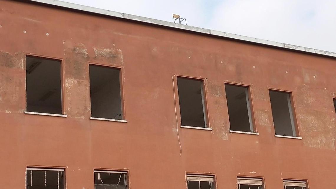 Sedie sull'edificio della scuola Paolini: sfida social?