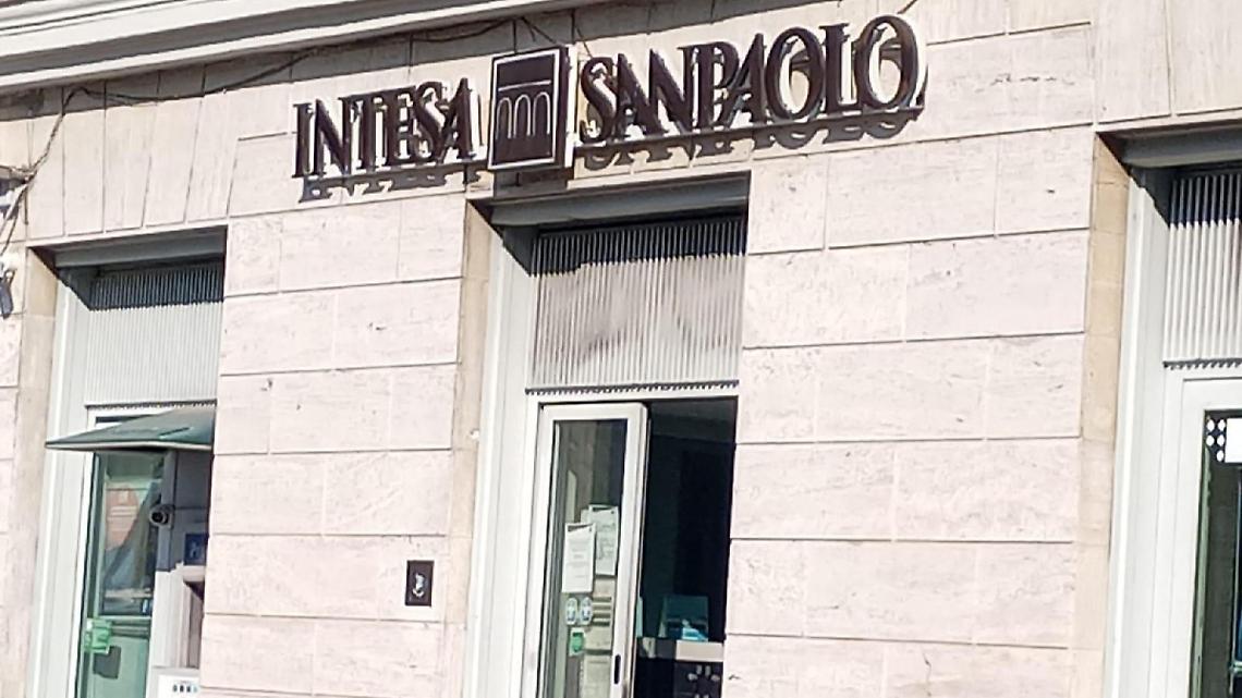 Chiude la filiale della banca Intesa Sanpaolo. Correntisti in allarme