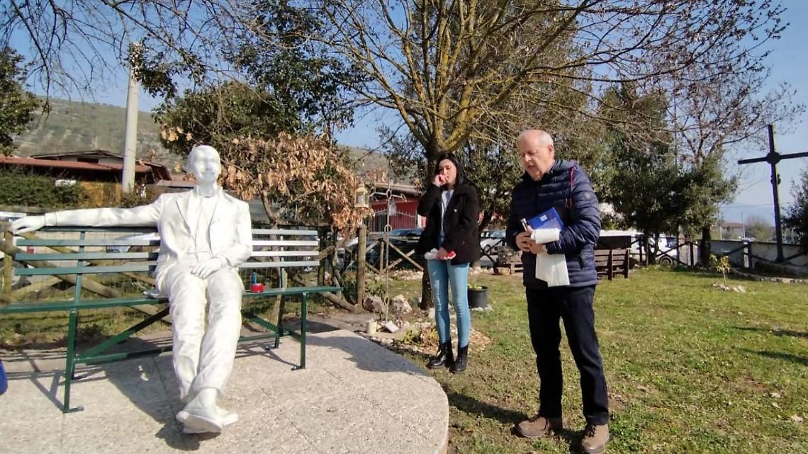 Una statua in ricordo di Emanuele Morganti. L'opera di Stefano Ilvenni