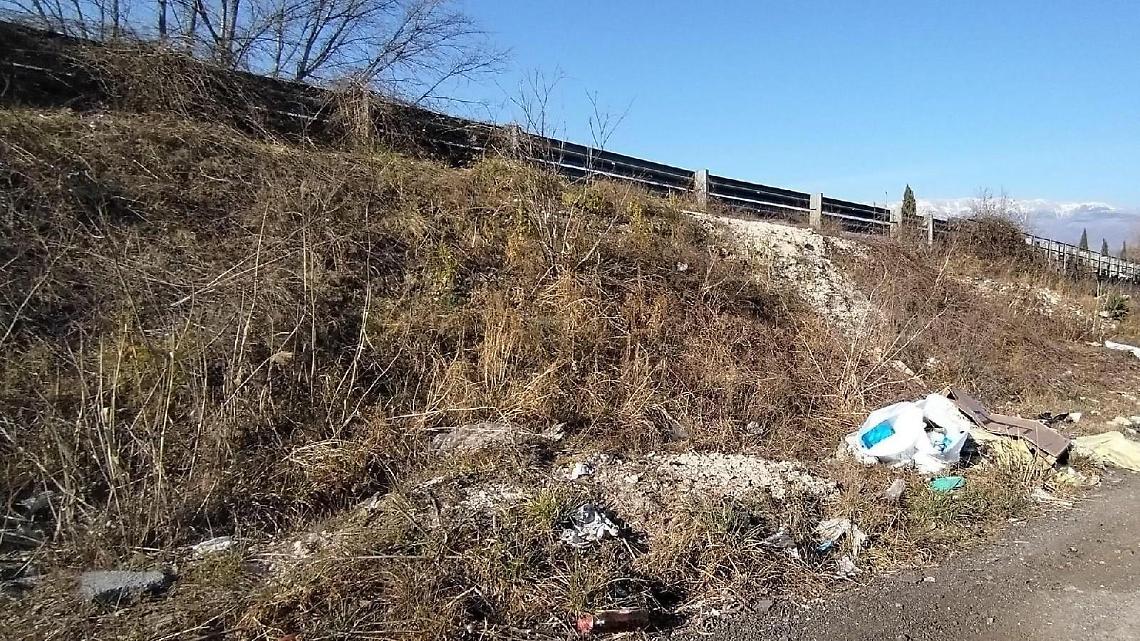 Rifiuti abbandonati lungo la bretella. E c'è chi li lancia