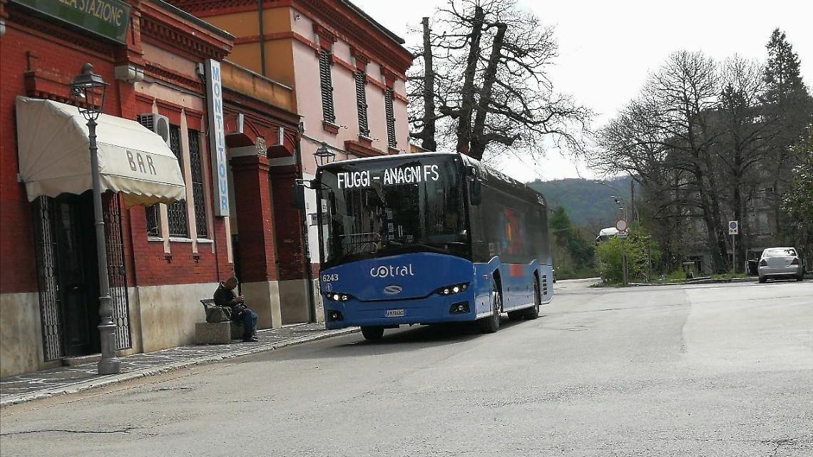 Ragazzini litigano e scatenano una rissa al capolinea dei bus